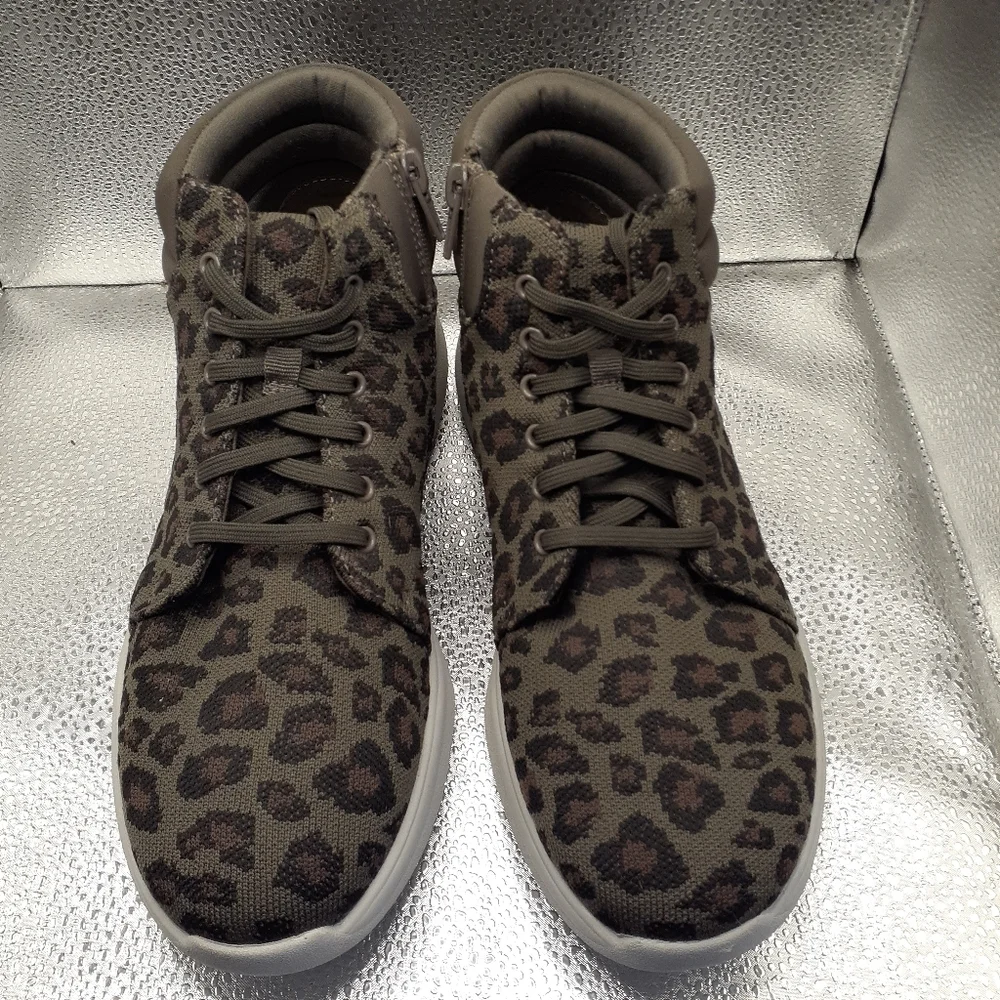 New Clark's Dark Olive Green Animal Print Ezra Tie Ankle Boots Women's Size 8.5